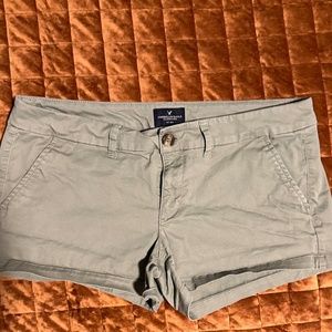 AMERICAN EAGLE -WOMENS KHAKI SHORTS SIZE 12